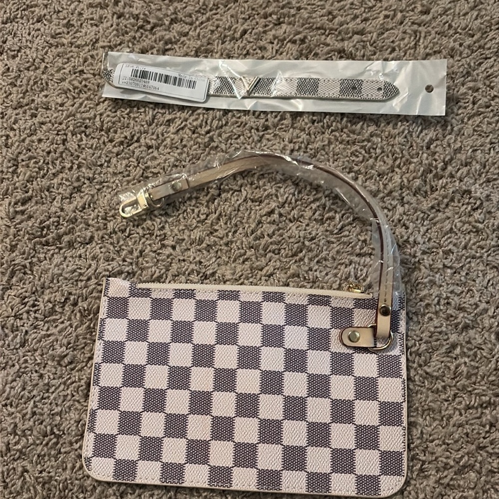 Checkered pouch and bracelet